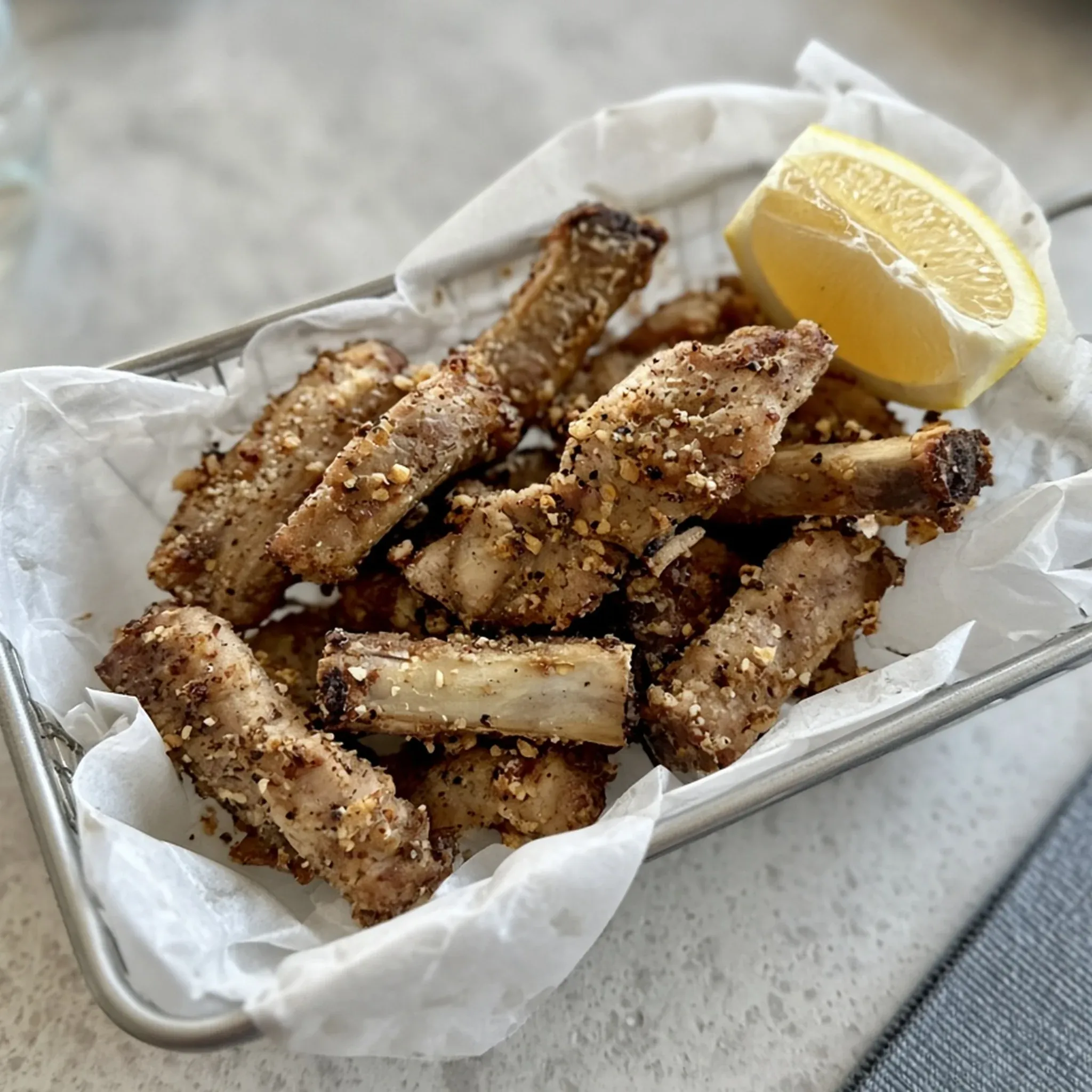 Dry garlic pork ribs with lemon