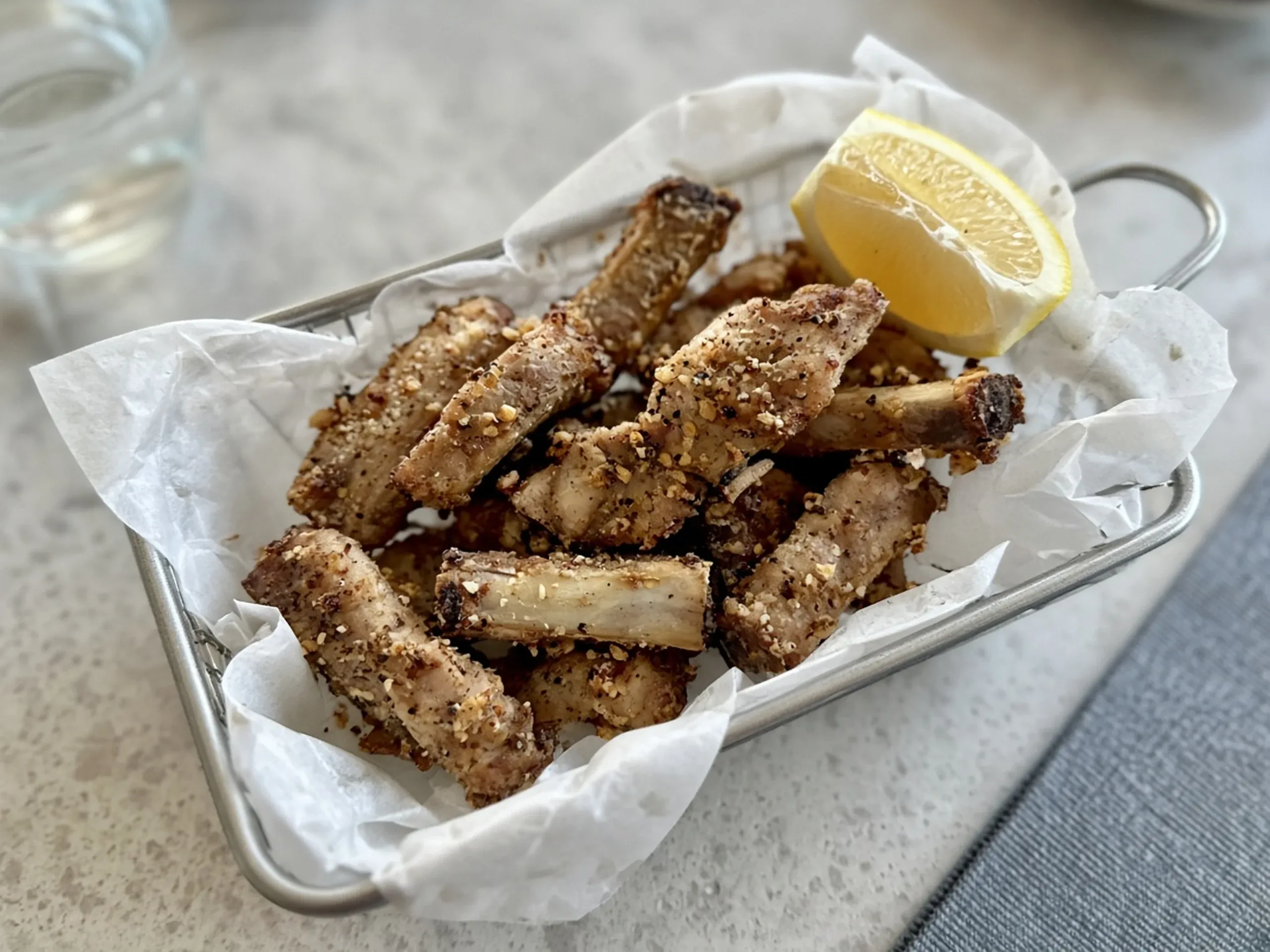 Dry garlic pork ribs with lemon
